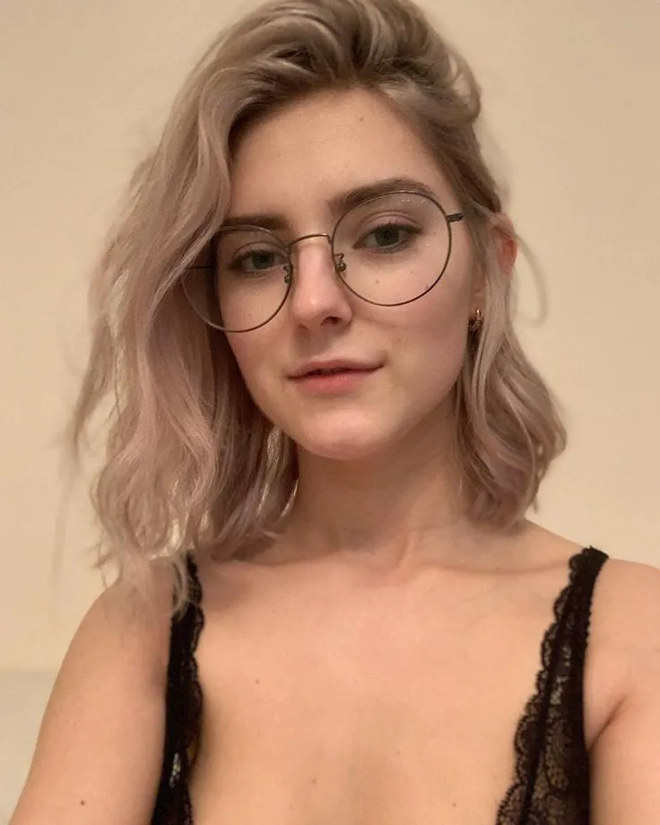 Eva-Elfie-Early-Life-and-Background
